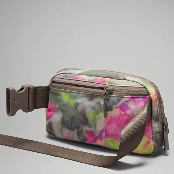 NWT Lululemon Everywhere Belt Bag in Hyper Dye - Picture 3 of 15